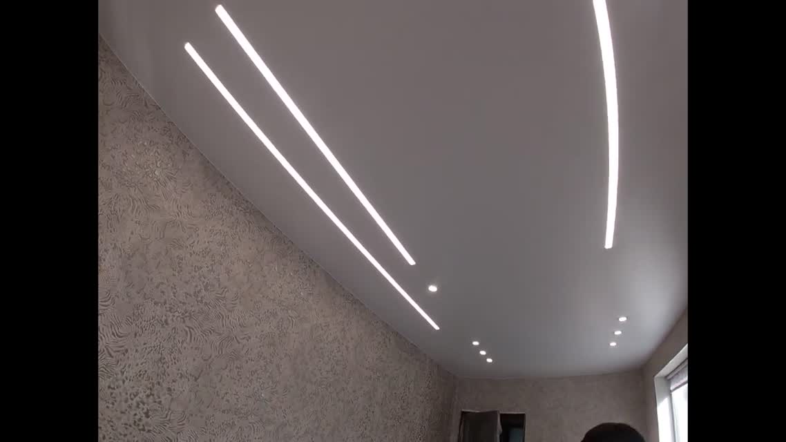 Комбинирование световых решений на натяжном потолке